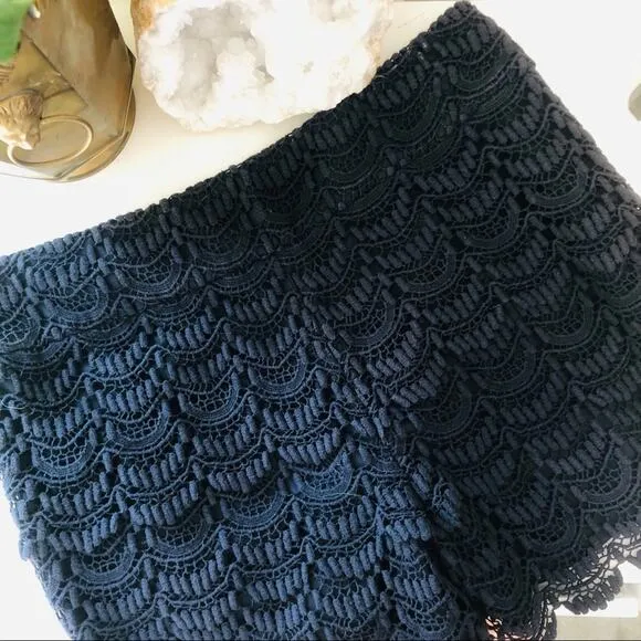 ANN TAYLOR LOFT Navy Blue Crochet Lace Scallop Hem Riviera Casual Dress Shorts 2