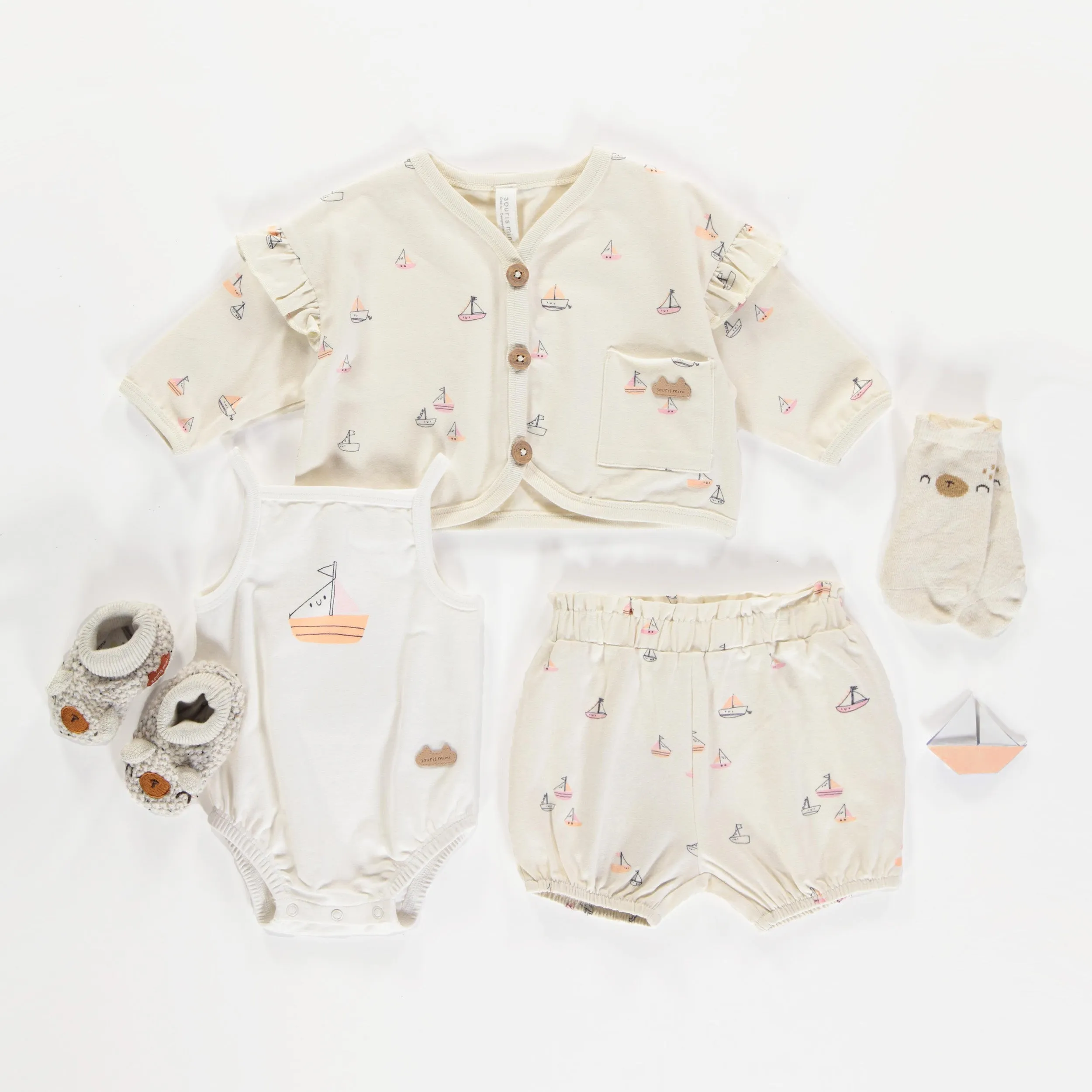 Cache-couche à bretelles minces blanc avec illustration de voilier en jersey, naissance || White thin straps bodysuit with sailboat illustration in jersey, newborn