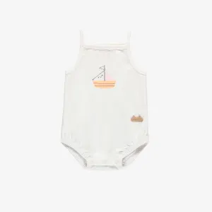 Cache-couche à bretelles minces blanc avec illustration de voilier en jersey, naissance || White thin straps bodysuit with sailboat illustration in jersey, newborn