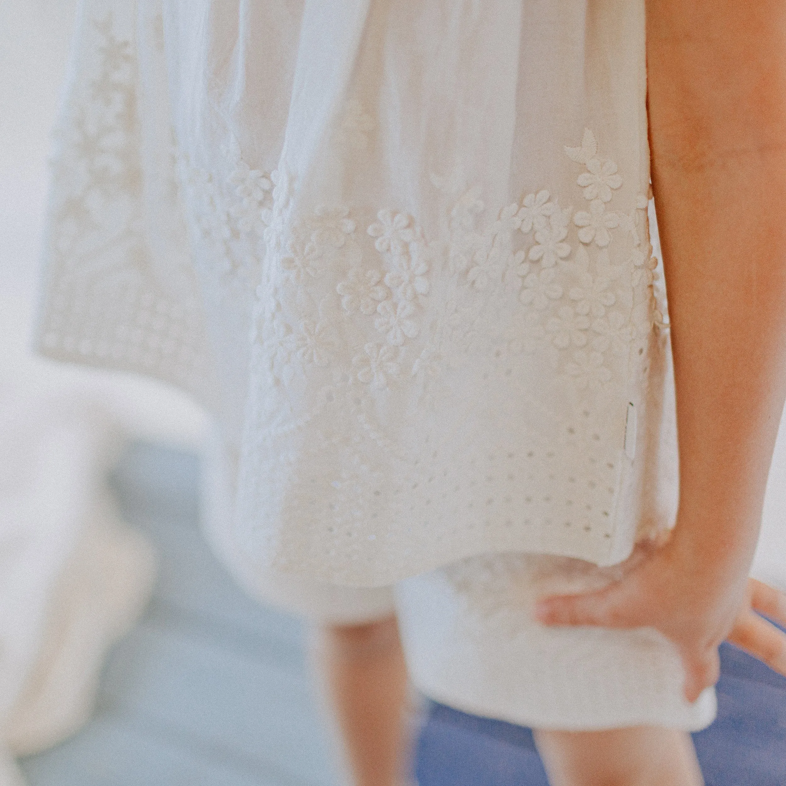 Camisole crème avec broderies en voile de coton, enfant || Cream tank top with embroideries in cotton veil, child