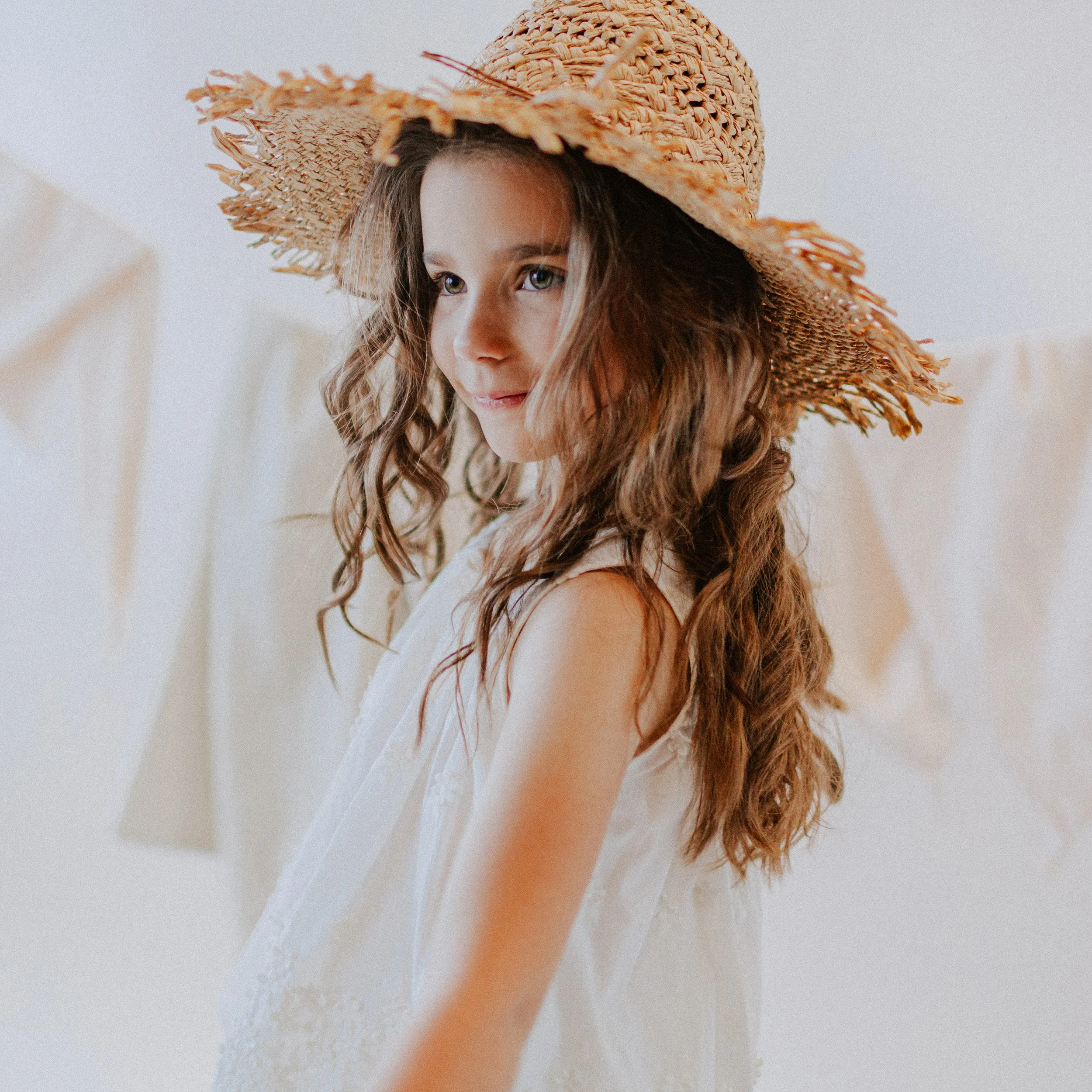 Camisole crème avec broderies en voile de coton, enfant || Cream tank top with embroideries in cotton veil, child