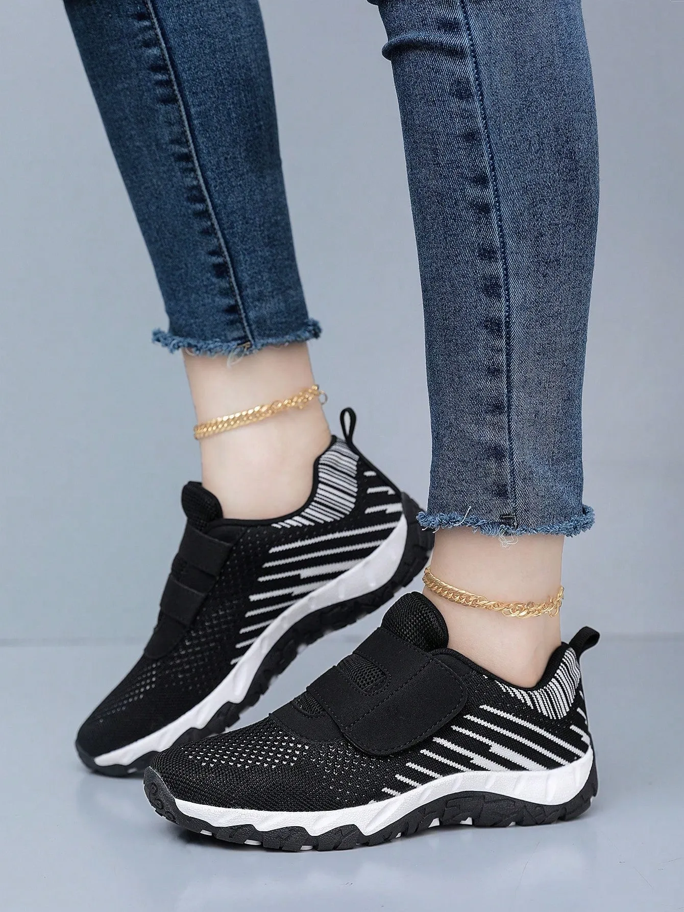 New Arrival Gray Sports Shoes For Women, All Seasons, Slip-Resistant And Breathable