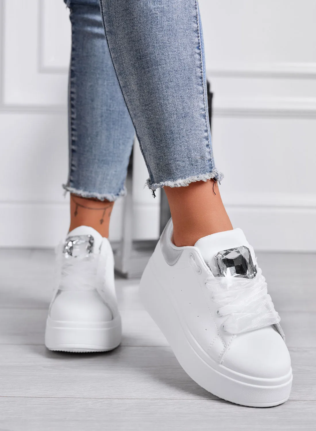 OLIVIA - Sneakers Platform Bianche con Dettaglio Gioiello
