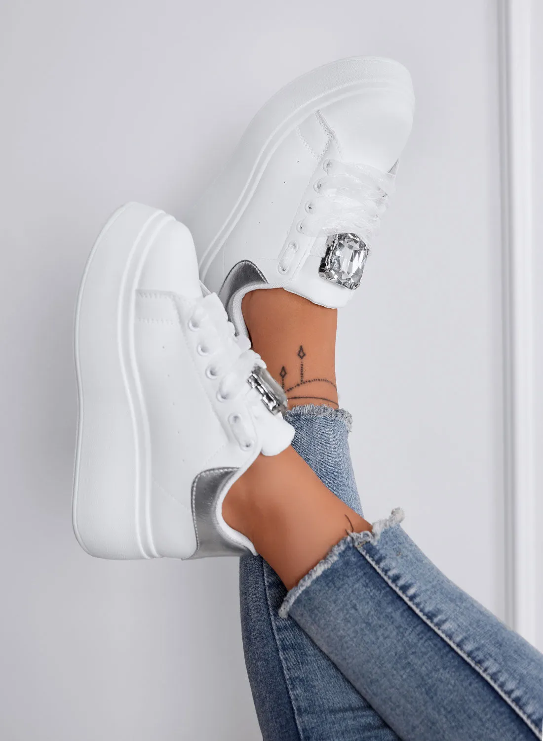 OLIVIA - Sneakers Platform Bianche con Dettaglio Gioiello