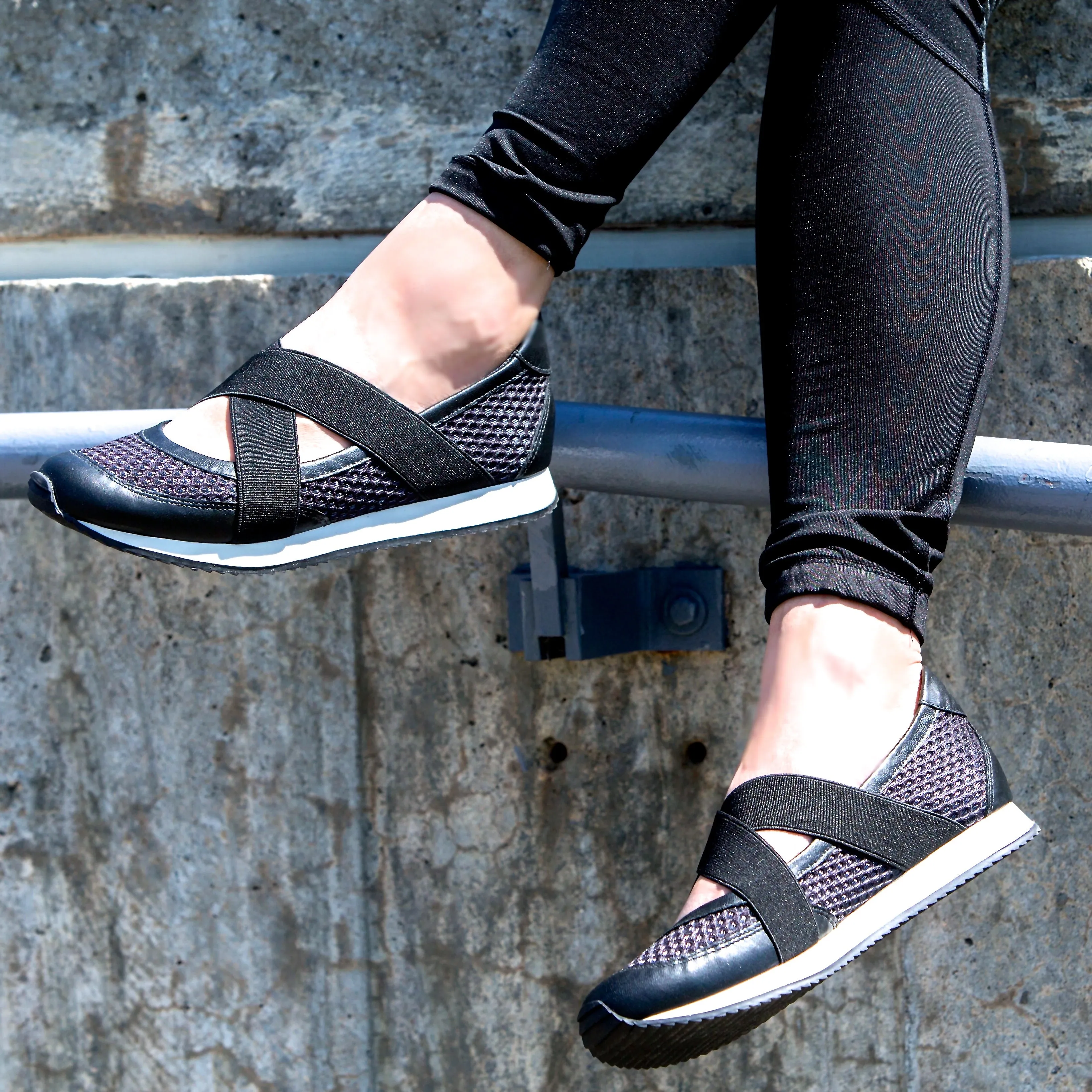 TUCK WALKING SHOE - PATENT BLACK / BLUE MESH